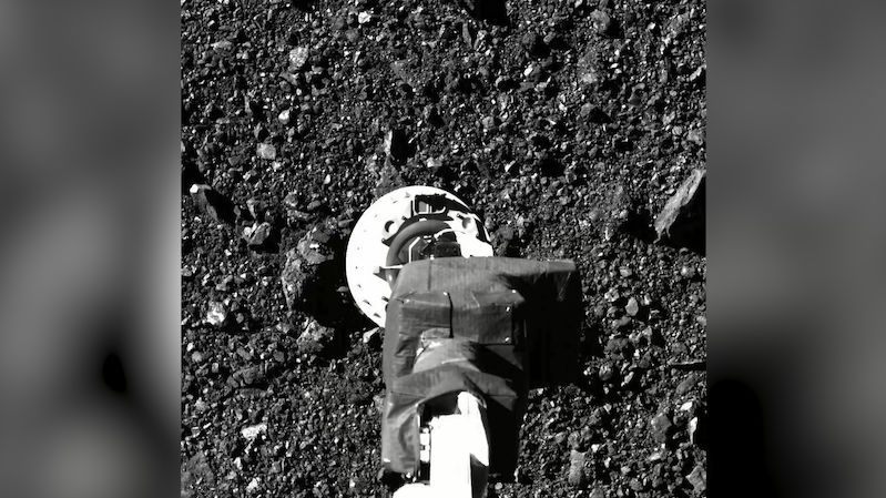 Sonda OSIRIS-REx má o víkendu odevzdat vzorky sesbírané na planetce Bennu